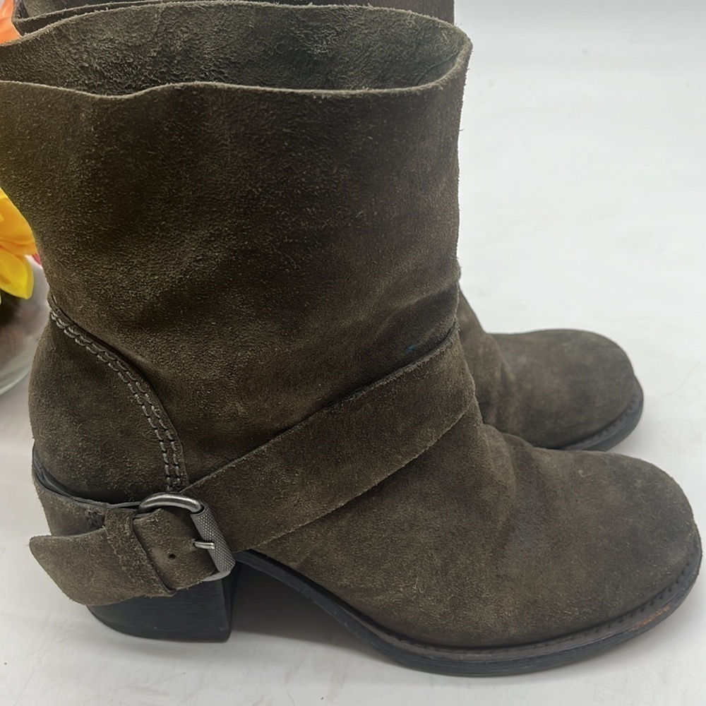 Vera Wang Lavender Label Dark Green Suede Shin High Boots Size 9.5 MCA3959A